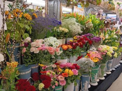 Florist Choice - A beautiful hand-tied bouquet, thoughtfully created by our florist using the freshest seasonal blooms available. Colours and styles may vary, making every bouquet unique.
